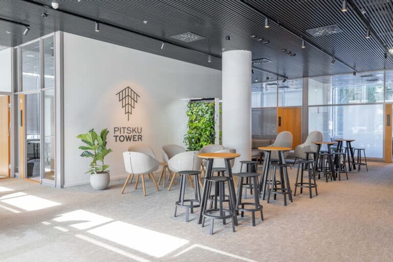 Kuva Pitskutowerin aulasta, jossa on lounge-tyylisesti tuoleja ja jakkaroita pöytien ympärillä.