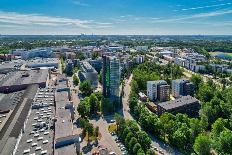 Pitsku Tower Strömberginpuiston ja teollisuuskiinteistön vieressä.