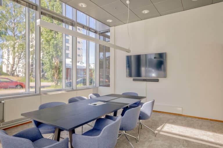 Valoisa neuvotteluhuone. Pöydän ympärillä on kahdeksan uutta tuolia.