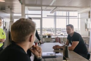 Louhintahiekan henkilöstöä istumassa pöydän äärellä valoisissa toimitiloissa