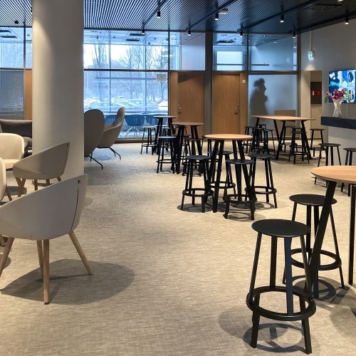 Kuva Pitskutowerin aulasta, jossa on lounge-tyylisesti tuoleja ja jakkaroita pöytien ympärillä.